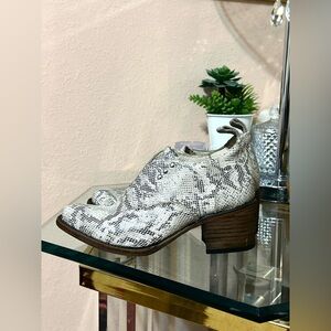 Freebird by Steven Sadie White & Gray Snakeskin Ankle Heels Size 5